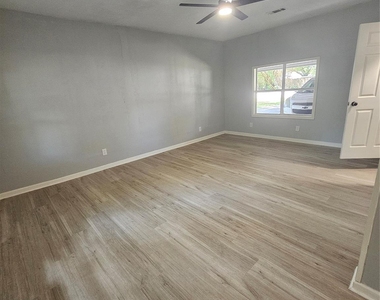 3016 Lincoln Street - Photo Thumbnail 2