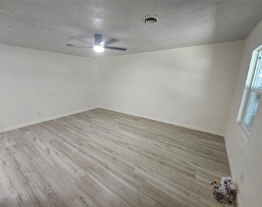 3016 Lincoln Street - Photo Thumbnail 6