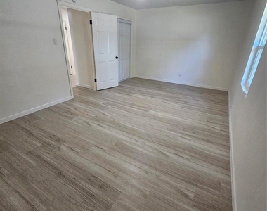 3016 Lincoln Street - Photo Thumbnail 5