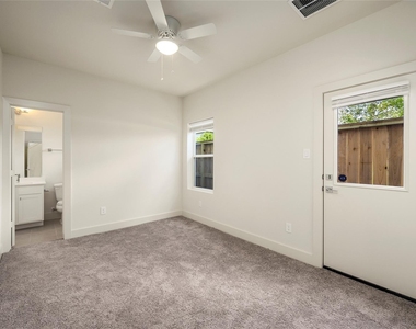 2102 Live Oak Street - Photo Thumbnail 3