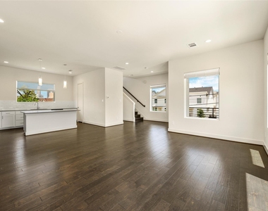 2102 Live Oak Street - Photo Thumbnail 6