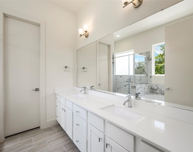 2102 Live Oak Street - Photo Thumbnail 12
