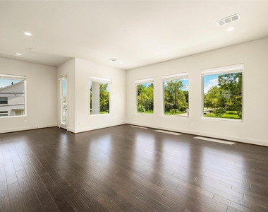 2102 Live Oak Street - Photo Thumbnail 5