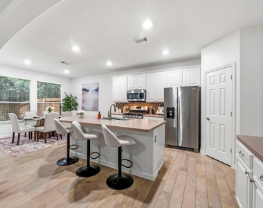 103 Ledgestone Place - Photo Thumbnail 11