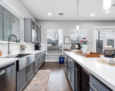 414 Yale Oaks Lane Lane - Photo Thumbnail 6