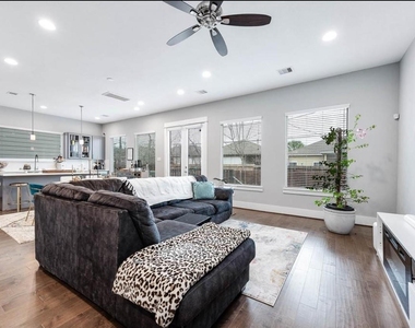 414 Yale Oaks Lane Lane - Photo Thumbnail 3
