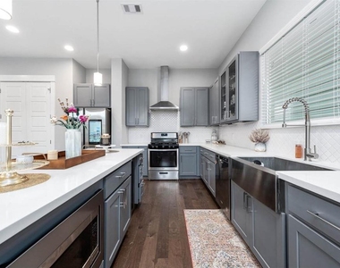 414 Yale Oaks Lane Lane - Photo Thumbnail 7