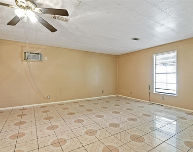2817 Lancaster Lane - Photo Thumbnail 4