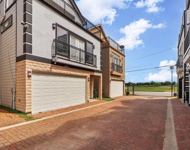 3045 Clinton Drive - Photo Thumbnail 2