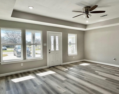 4103 Coon St - Photo Thumbnail 2