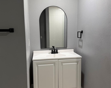 919 Foster Avenue - Photo Thumbnail 5
