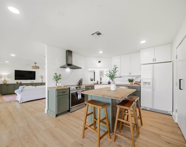 8052 Perry Lane - Photo Thumbnail 16