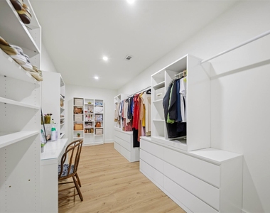 8052 Perry Lane - Photo Thumbnail 27