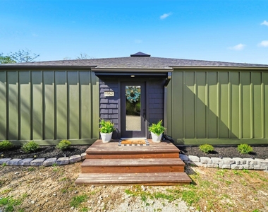 8052 Perry Lane - Photo Thumbnail 4