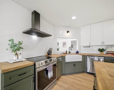 8052 Perry Lane - Photo Thumbnail 17