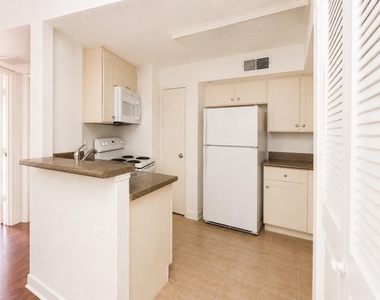 10811 Richmond Avenue - Photo Thumbnail 8