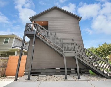 801 E 32nd 1/2 Street - Photo Thumbnail 35