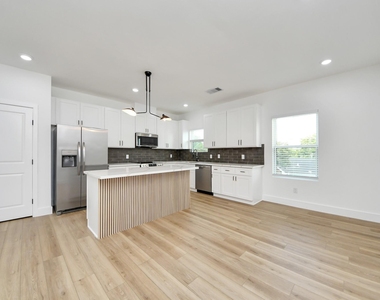 801 E 32nd 1/2 Street - Photo Thumbnail 19