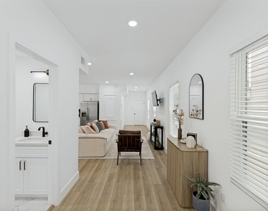 801 E 32nd 1/2 Street - Photo Thumbnail 4