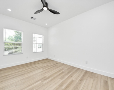 801 E 32nd 1/2 Street - Photo Thumbnail 8