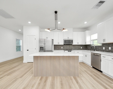 801 E 32nd 1/2 Street - Photo Thumbnail 25