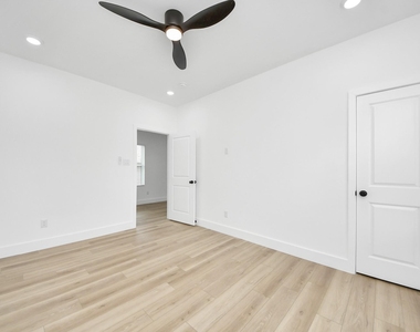 801 E 32nd 1/2 Street - Photo Thumbnail 7