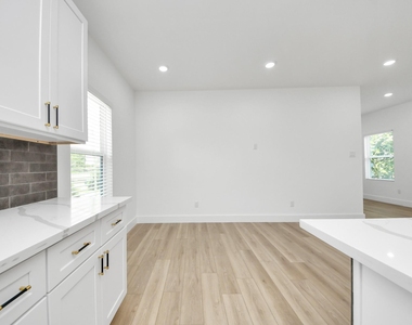 801 E 32nd 1/2 Street - Photo Thumbnail 14