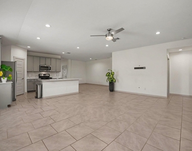 4002 Itzle Island Court - Photo Thumbnail 12