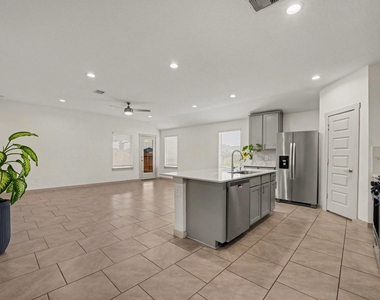 4002 Itzle Island Court - Photo Thumbnail 8