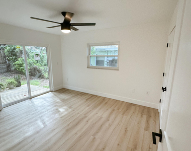 219 N Brevard Avenue - Photo Thumbnail 5