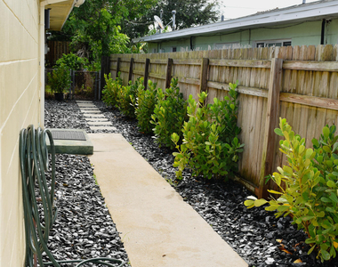 219 N Brevard Avenue - Photo Thumbnail 12