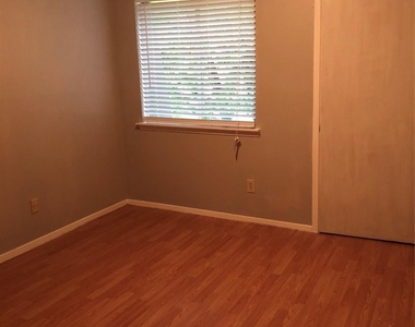 12002 Mighty Oak Drive - Photo Thumbnail 10