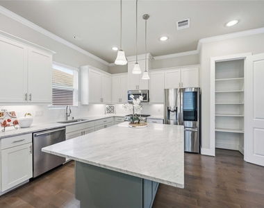 420 W 28th Street - Photo Thumbnail 20