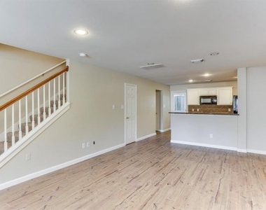 730 Redwing Place Drive - Photo Thumbnail 4