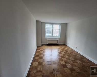 East 71st Street - Photo Thumbnail 3