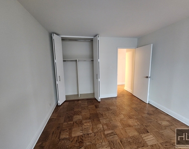 East 71st Street - Photo Thumbnail 4