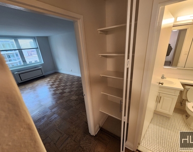 East 71st Street - Photo Thumbnail 5