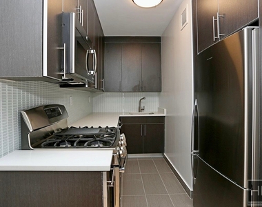 West 53 Street - Photo Thumbnail 4