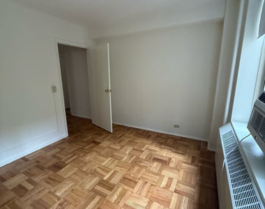 410 East 16th Street - Photo Thumbnail 4
