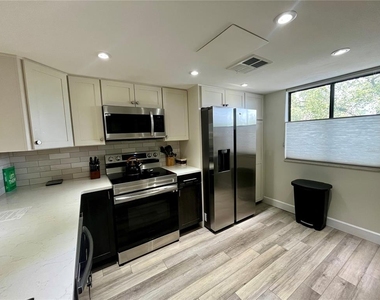 201 W Laurel Street - Photo Thumbnail 3