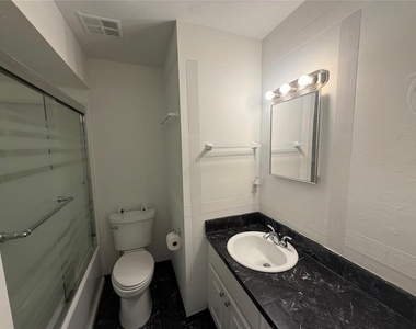 7210 N Manhattan Avenue - Photo Thumbnail 7