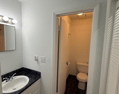7210 N Manhattan Avenue - Photo Thumbnail 11