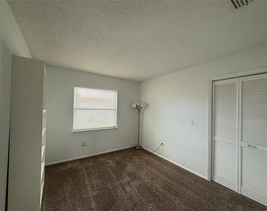 7210 N Manhattan Avenue - Photo Thumbnail 13