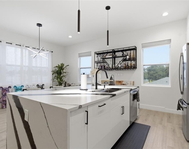 215 W Columbus Drive - Photo Thumbnail 16