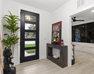 215 W Columbus Drive - Photo Thumbnail 6