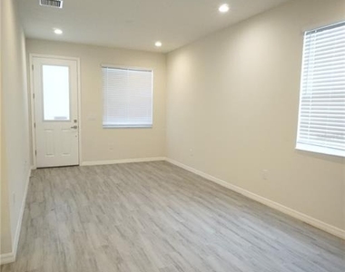 4102 N Thatcher Avenue - Photo Thumbnail 7