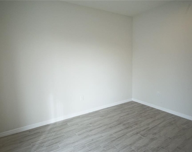4102 N Thatcher Avenue - Photo Thumbnail 8