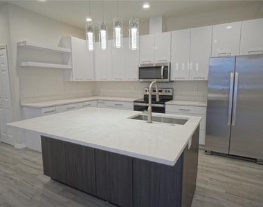 4102 N Thatcher Avenue - Photo Thumbnail 1