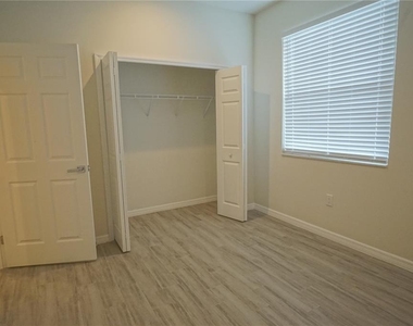 4102 N Thatcher Avenue - Photo Thumbnail 4