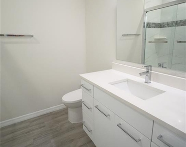 4102 N Thatcher Avenue - Photo Thumbnail 9